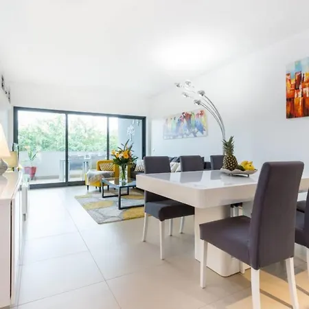 Modern And Bright With Great Views! Apartment