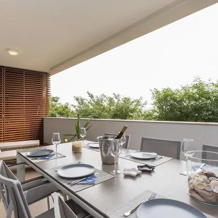 Modern And Bright With Great Views! Lägenhet *