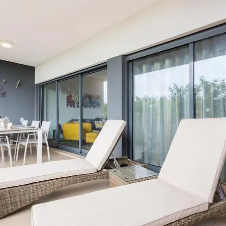 Modern And Bright With Great Views! * Lagos
